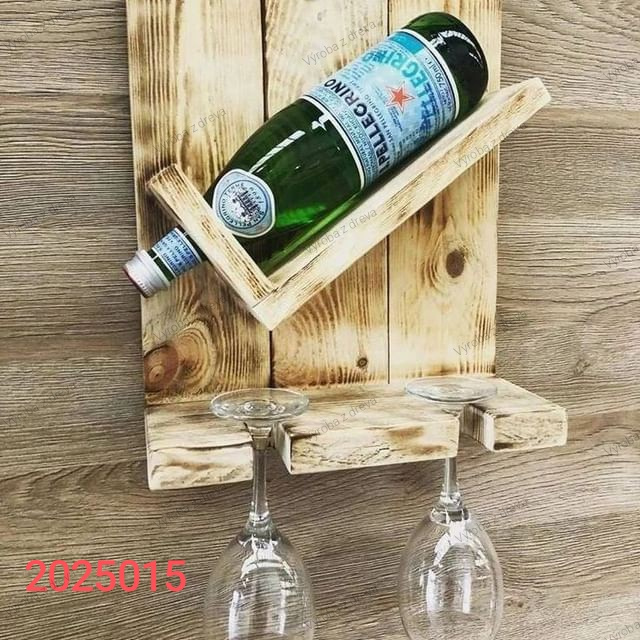 Drevený nástenný držiak na víno