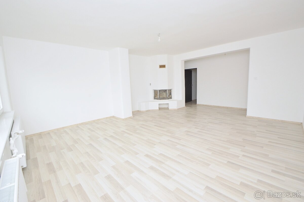 Predaj 3i byt s 260 m2 pozemkom, garážou a pivnicou, Bezenye
