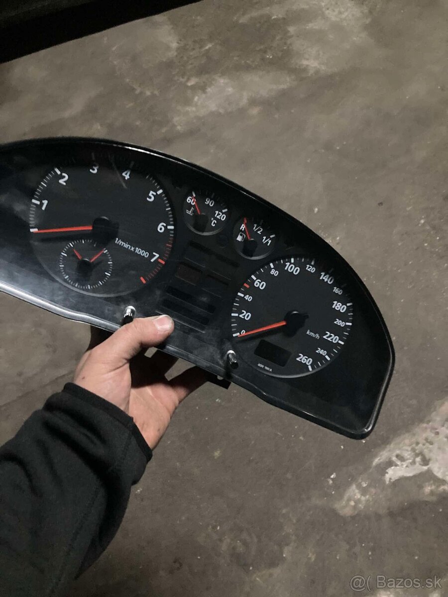 Budíky Audi A4 B5 1.6 74kw
