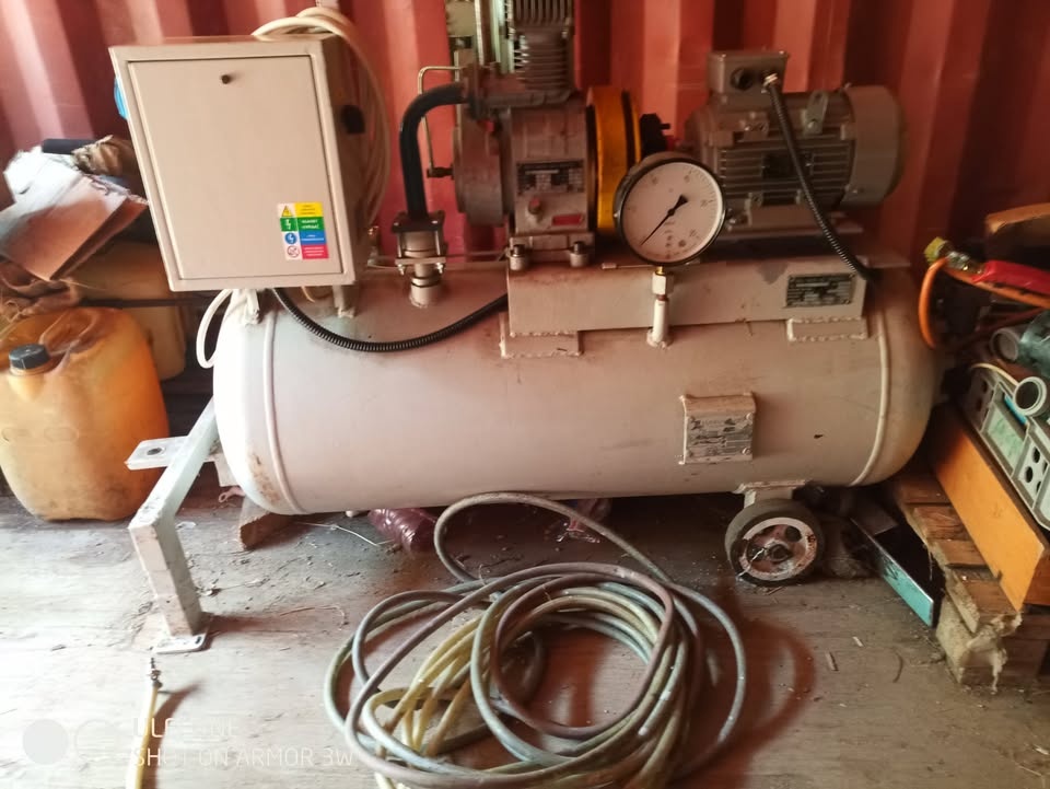 Vzduchový kompresor " Orlík " v dobrom stave.