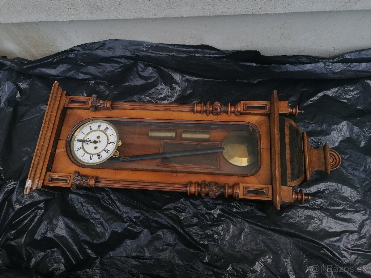 Predám starožitné  2- závažové nástenné hodiny Remember