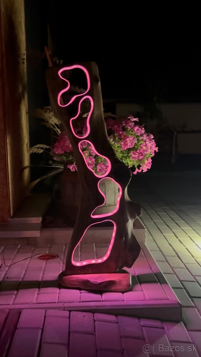 Drevená dizajnová lampa