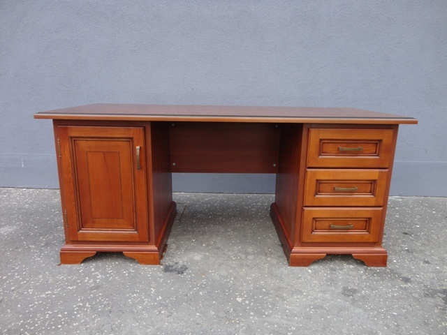 Kancelársky drevený stôl