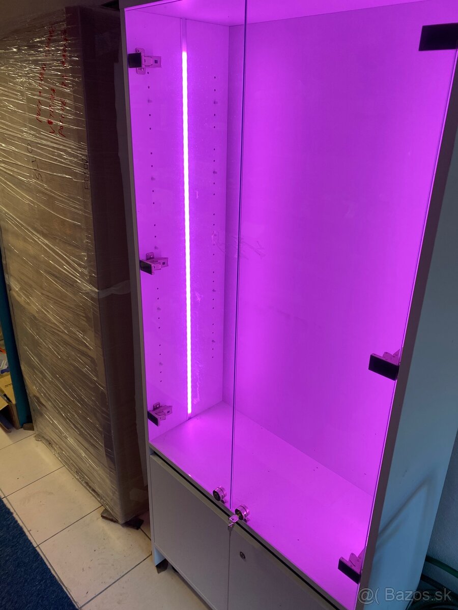 Vytrína presklená s led osvetlením