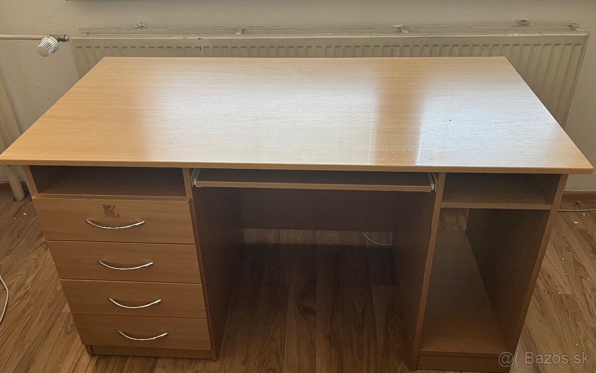 Rozťahovací gauč a písací stôl