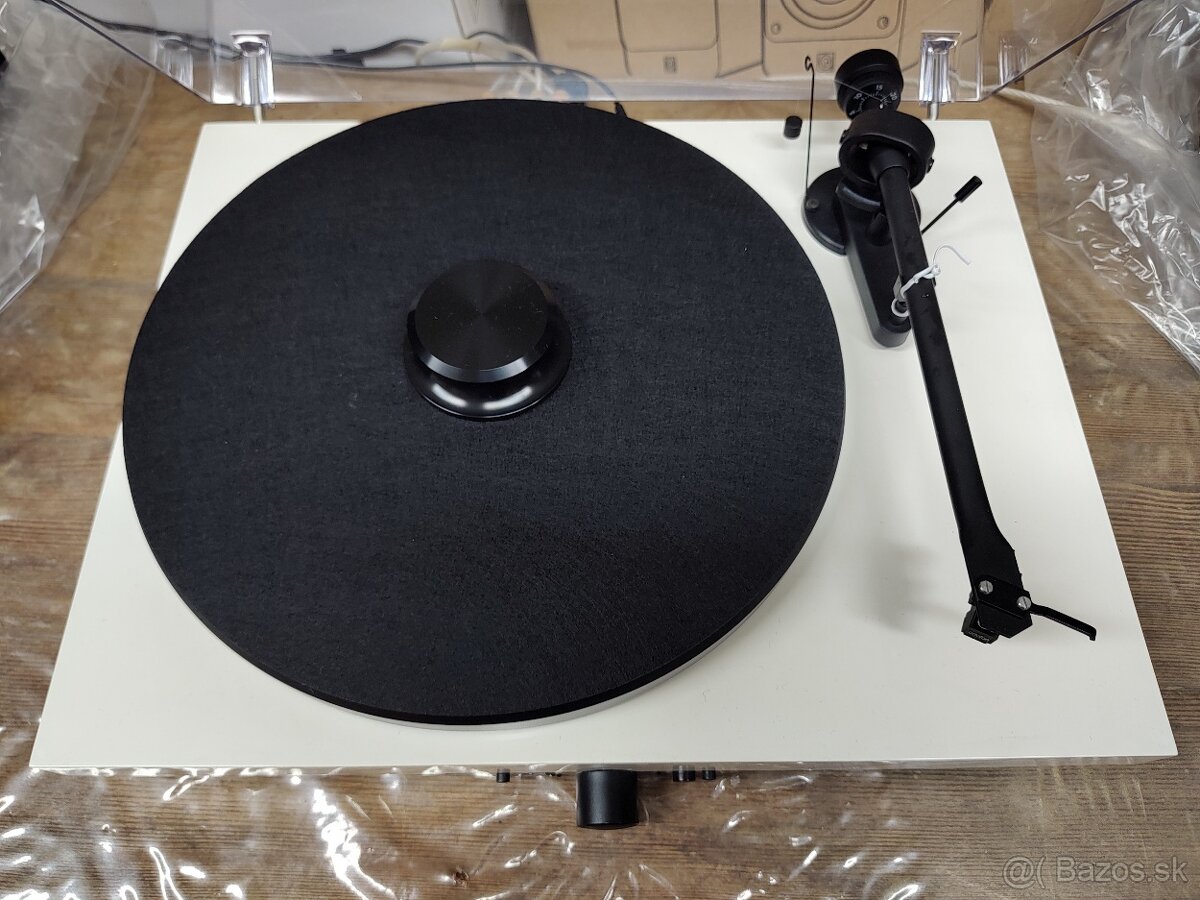 Gramofon Pro-Ject Juke Box a QAcoustics 2020 čierne