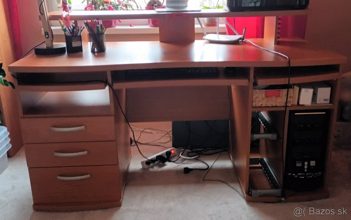 Predám písací stôl