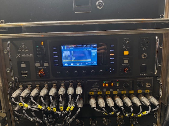 BEHRINGER MIXING CONSOLE