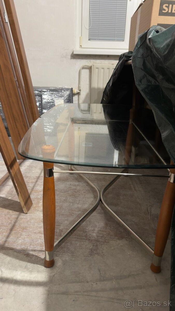 Sklenený konferenčný stolík