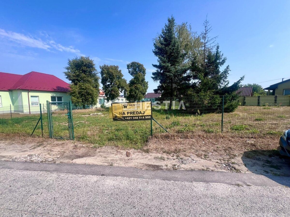 Slnečný rovinatý stavebný pozemok Šajdíkových Humenciach