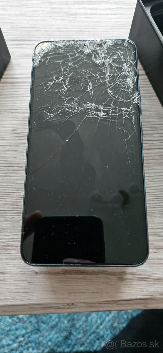 Samsung Galaxy S22 rozbity