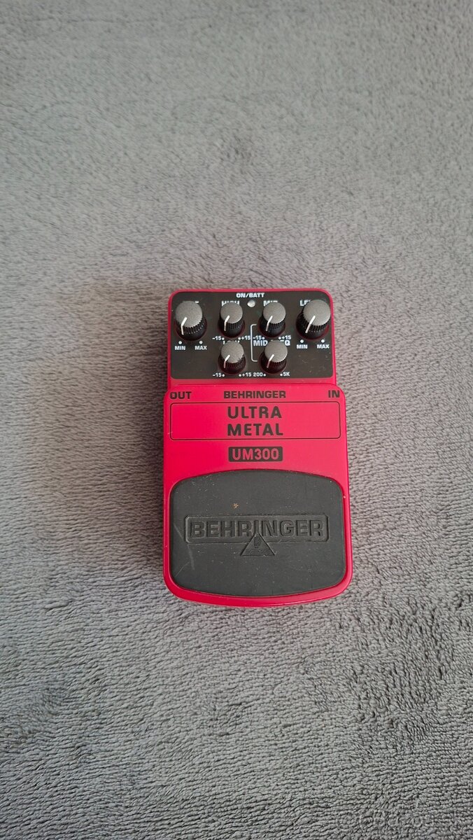 Gitarový efekt Behringer UM 300