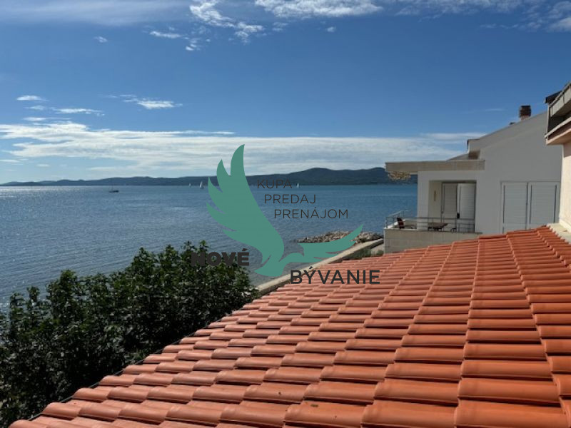 Chorvatsko na predaj: Jedinečný apartmán v Sukošane – Prvý r