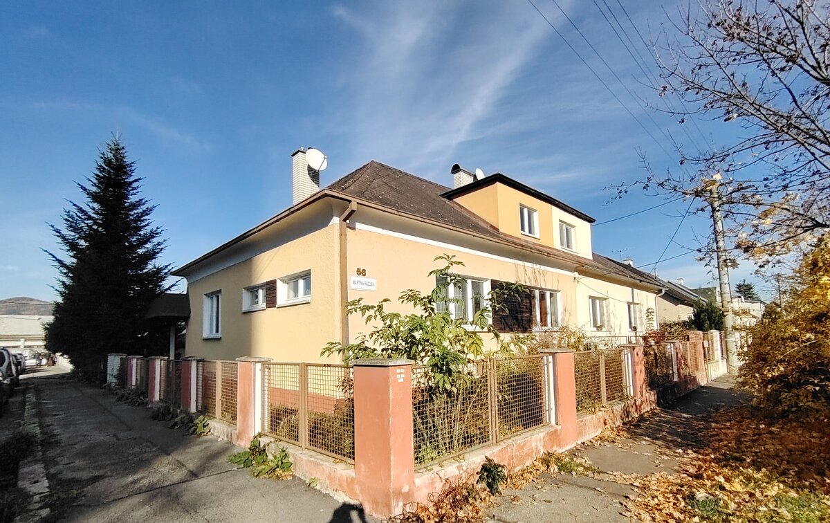 PRIPRAVUJEME Exkluzívne na predaj rodinný dom, Žilina -