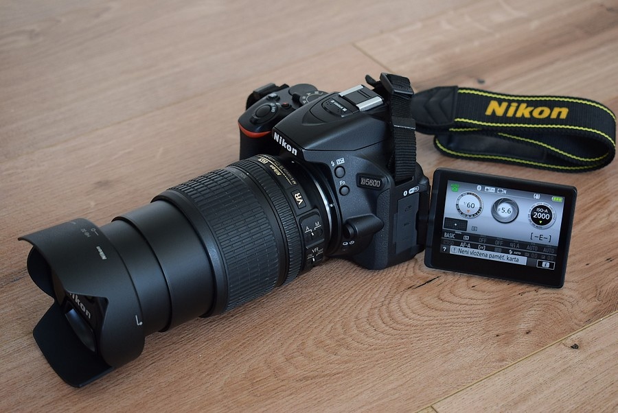 Nikon D5600 - wifi BT - dotyk. displej AF VR objektiv 18-105
