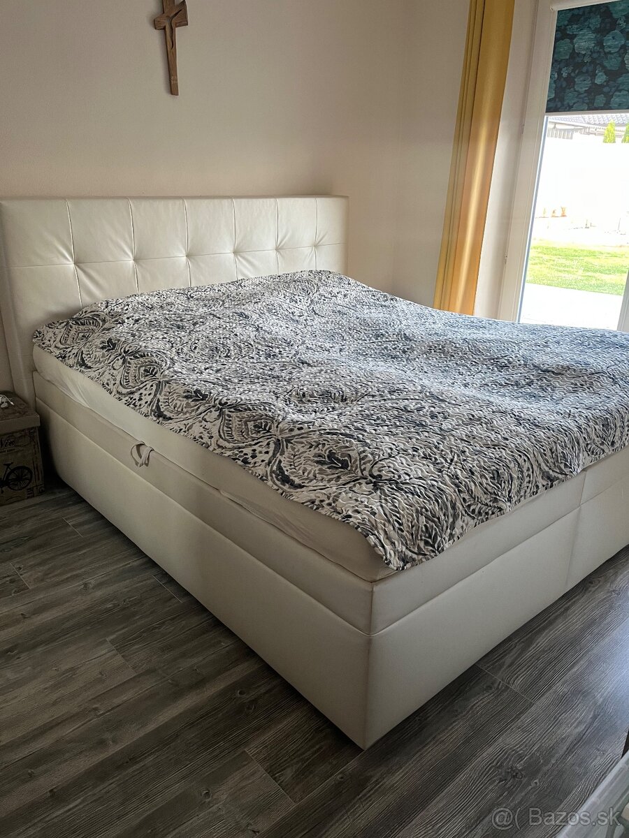 Biela koženkova postel s dvojitymi matracmi