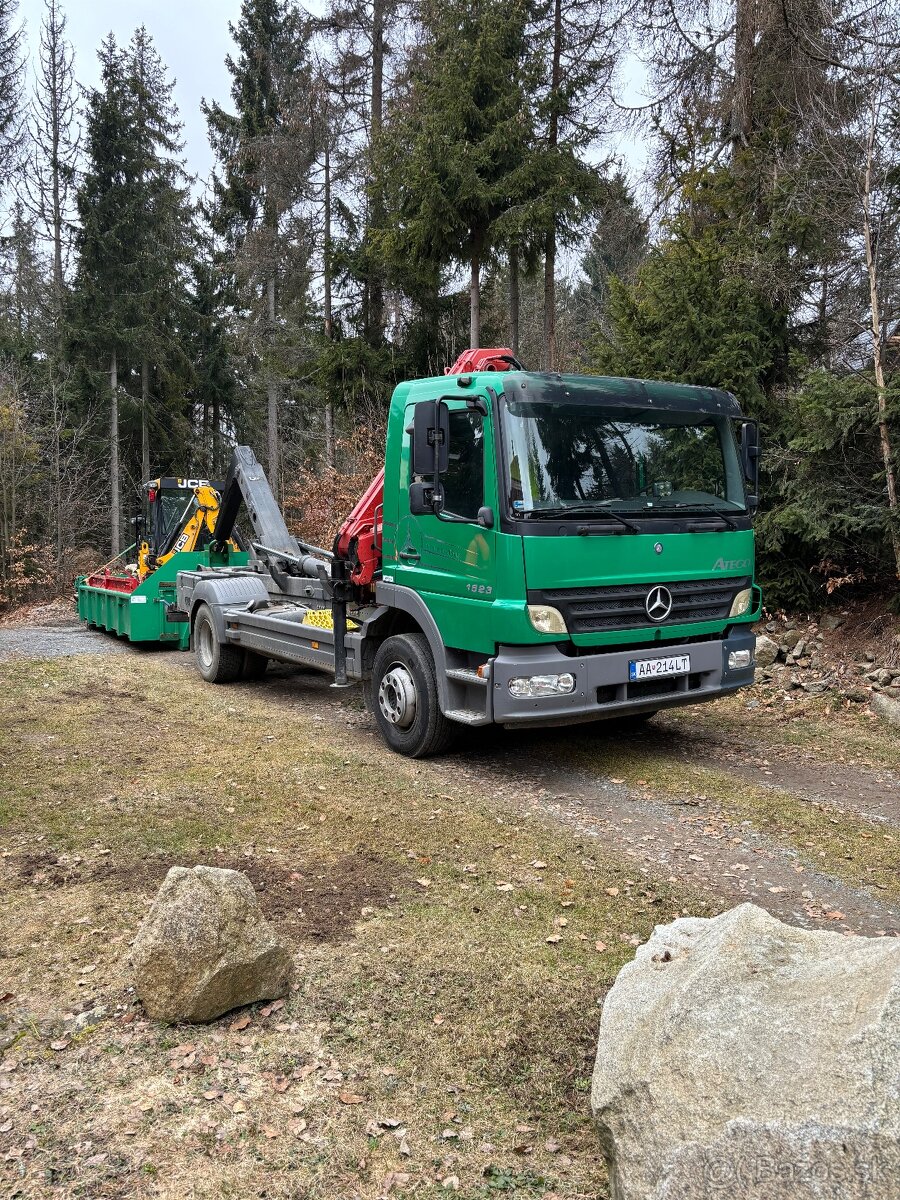 Mercedes 15T HÁKOVÝ NOSIČ KONTAJNEROV HYDRAULICKÁ RUKA