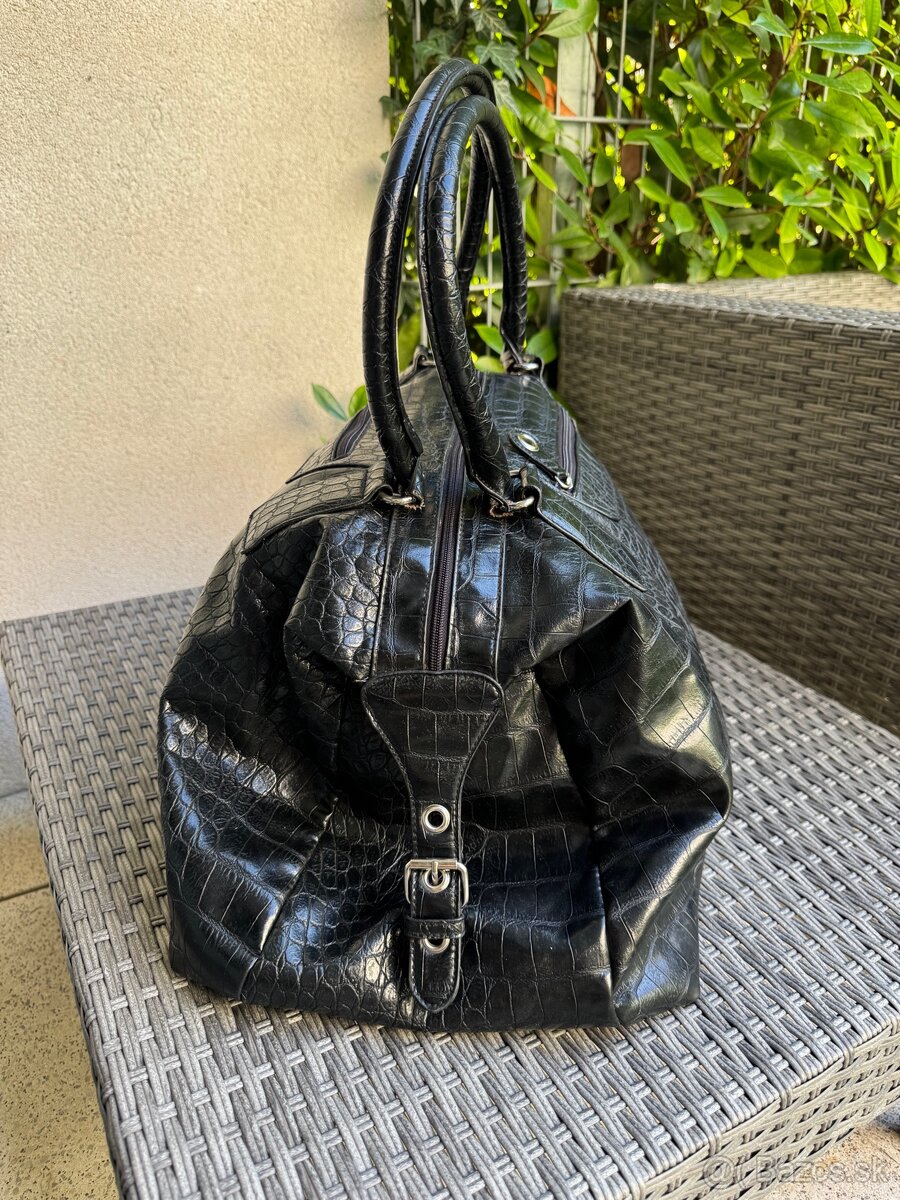 Lakovaná dámska taška Bueno