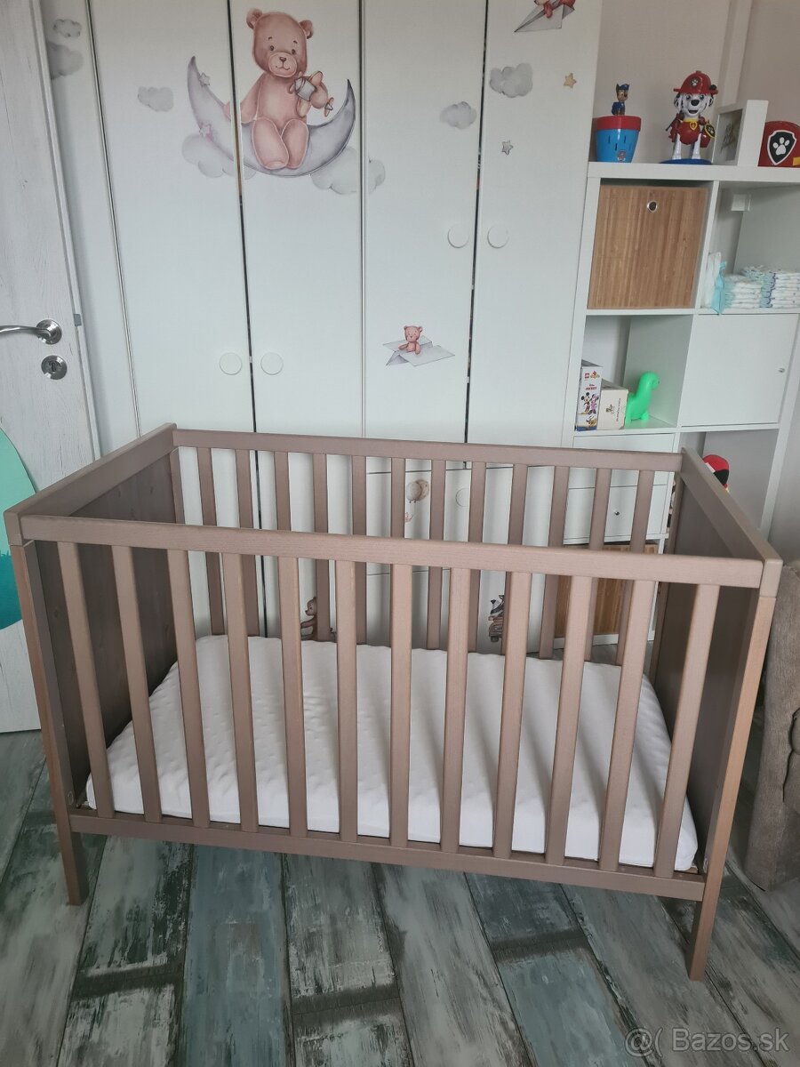 Prebalovaci pult s postielkou a matracom Sundvik Ikea