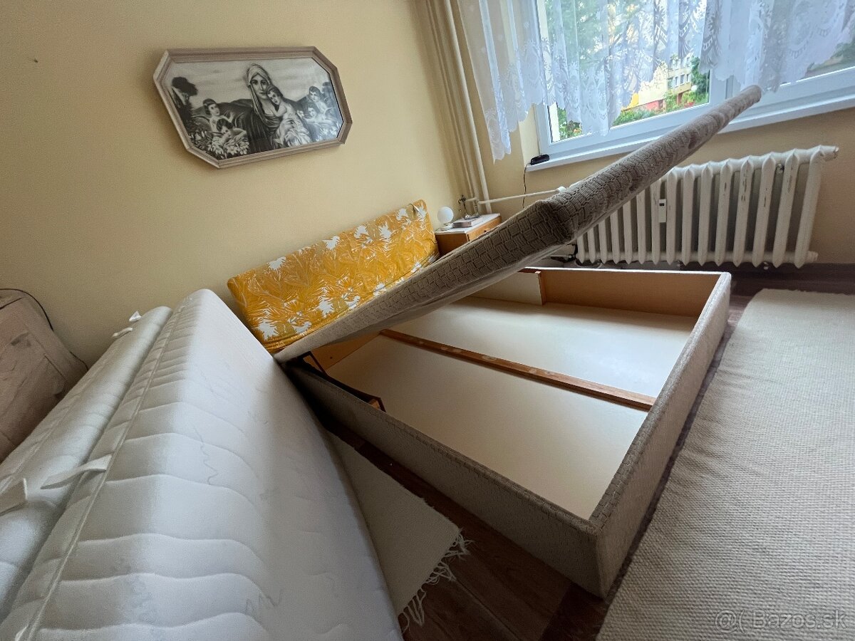 Manželská posteľ s úložným priestorom