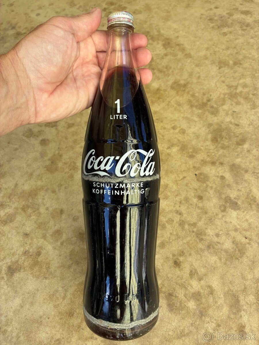 75 ročná plná fľaša CocaColy