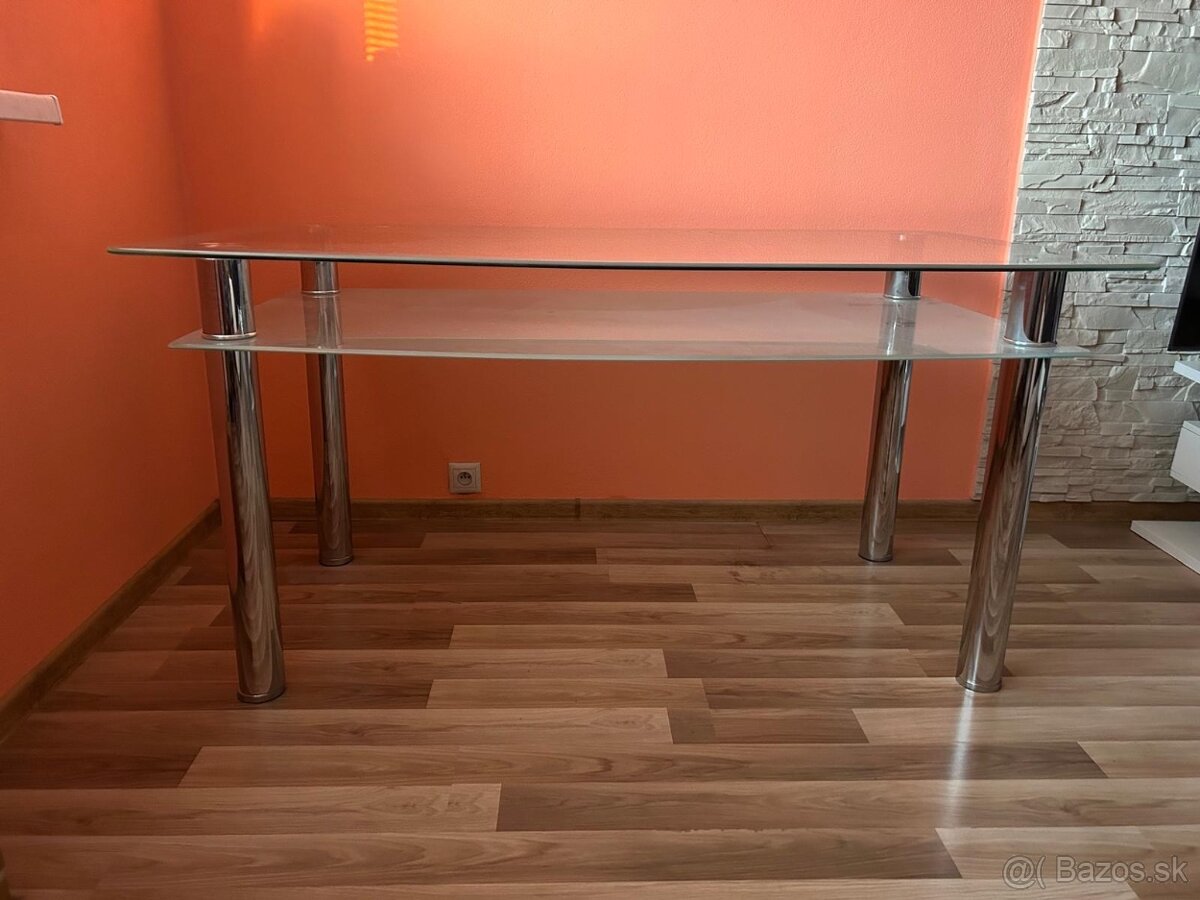 Velky skleny stôl
