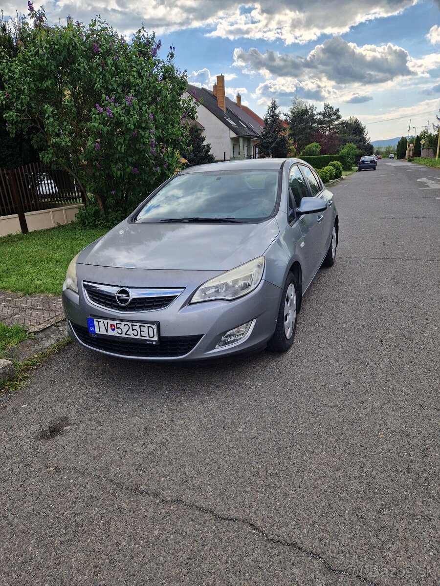 Opel Astra J 1,4 74kw. 2010