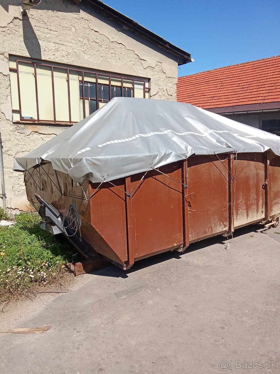 Hákový kontajner.