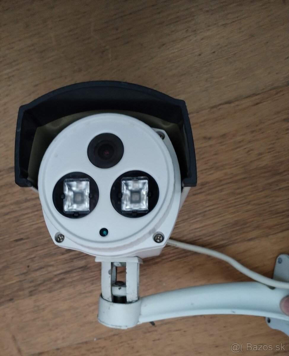 IP kamera Hikvision DS-2CD2232-I5 včetně držáku