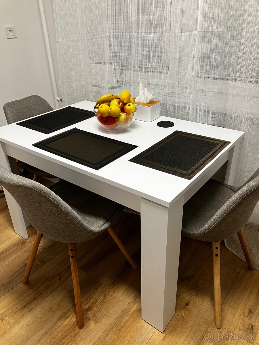 Kuchynský stôl so stoličkami
