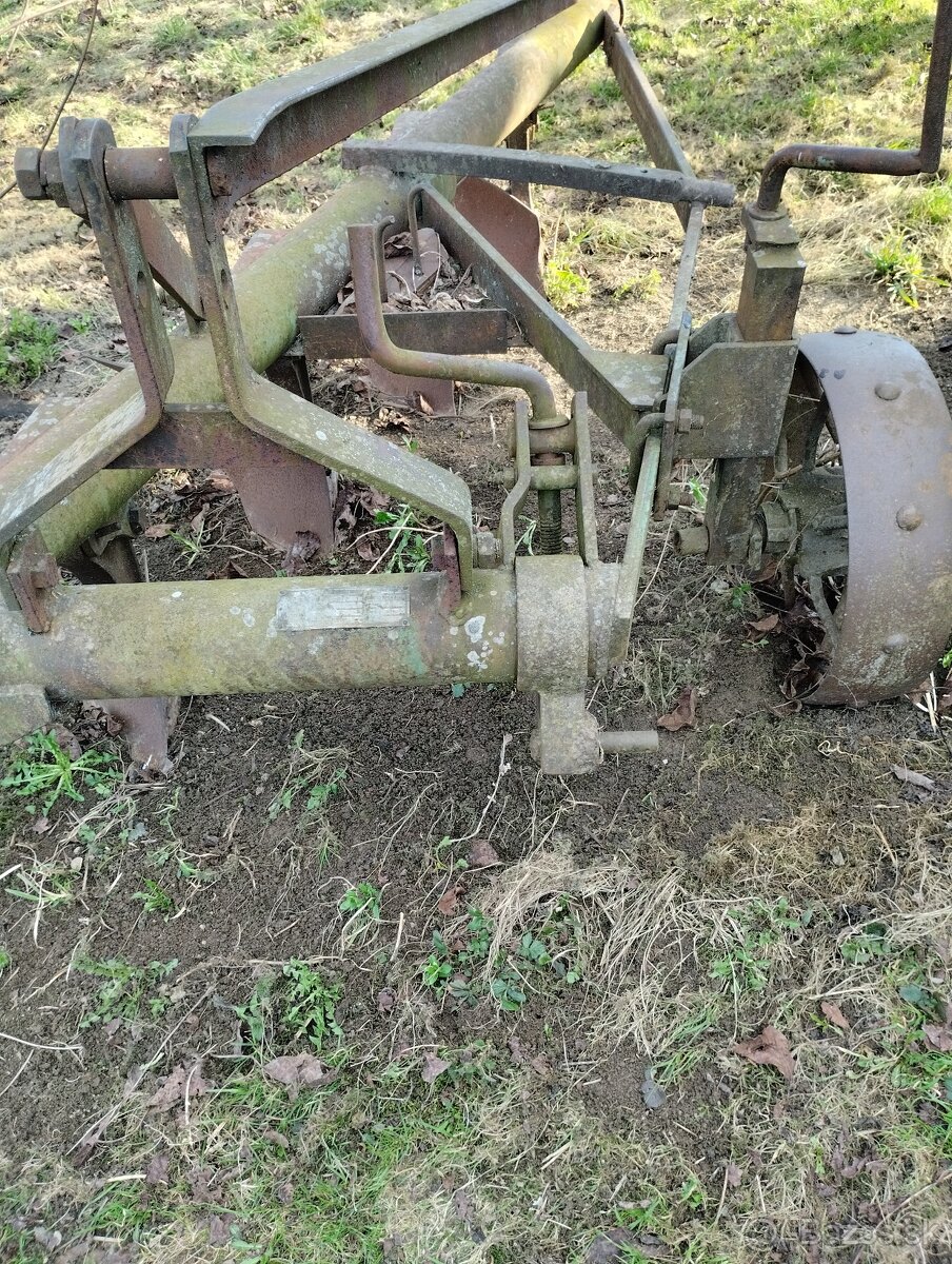 Predám 4 radlicny pluh za zetor