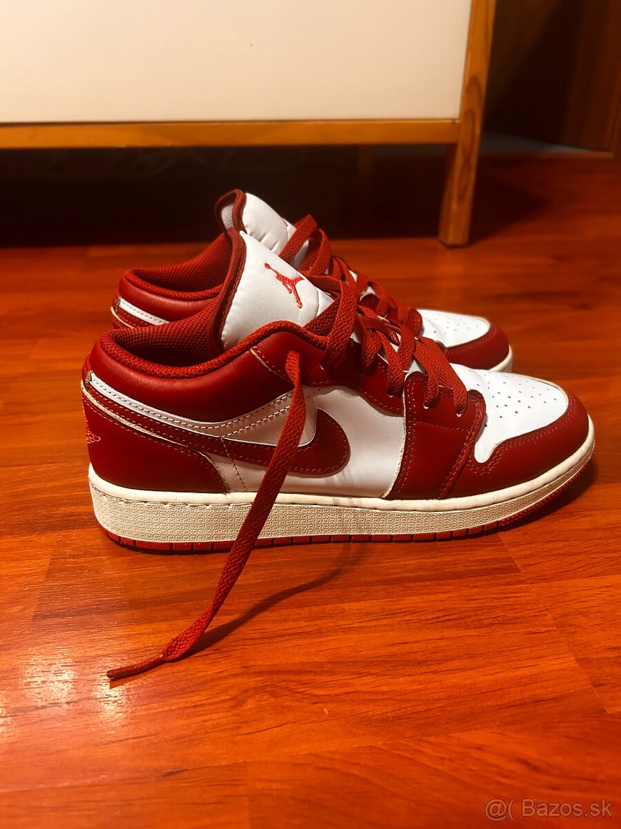 Air Jordan low se dune red