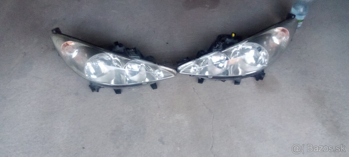 Predam original svetla na Peugeot 207 cena za obe 100€