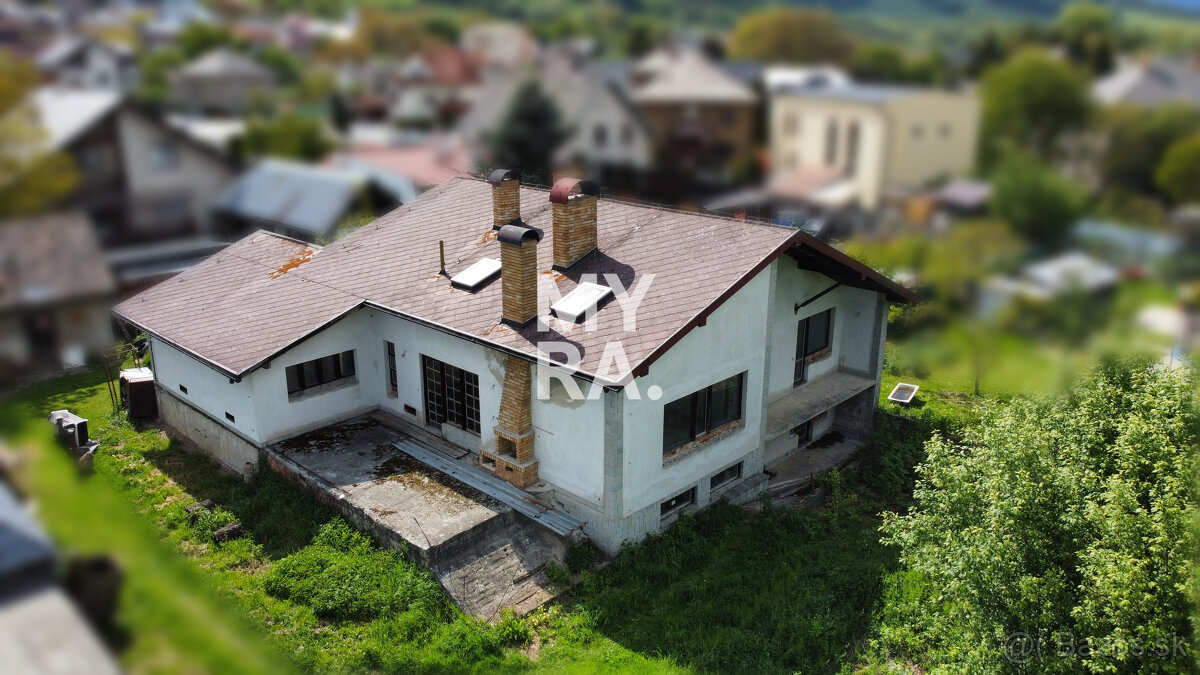 Rozostavaný veľký rodinný dom v obci Raslavice