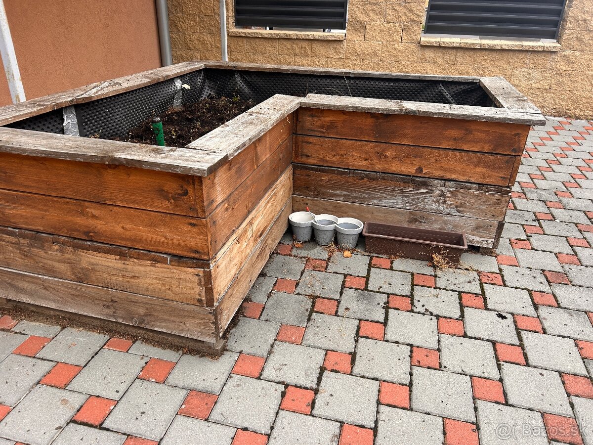 Vyvýšený záhon v tvare L