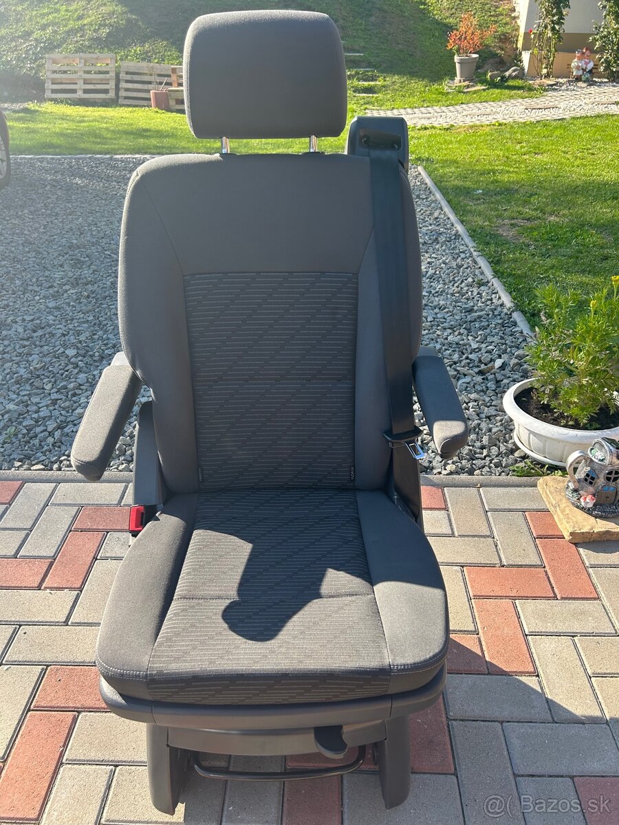 Otočné sedadlo z VW MULTIVAN