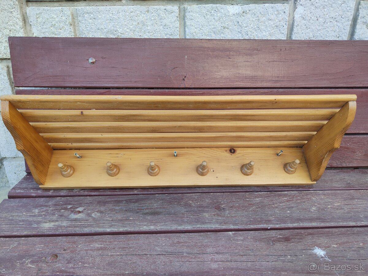 Dreveny vešiak z borovicového dreva akcia 10€