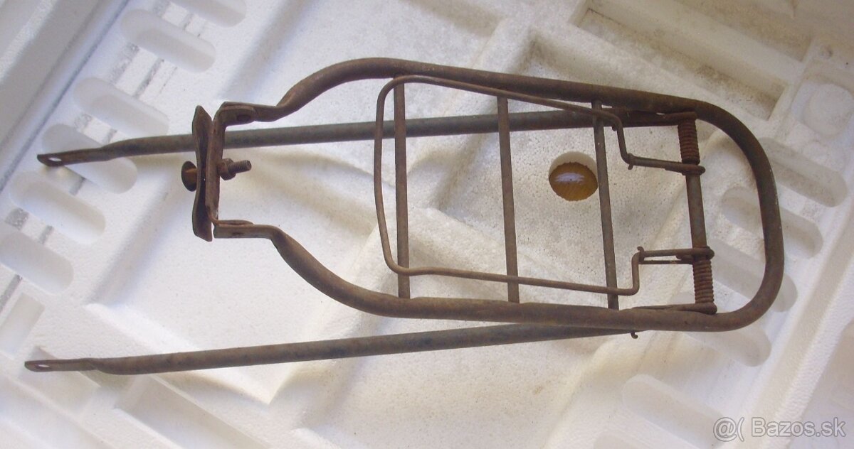 Starý nosič na retro bicykel