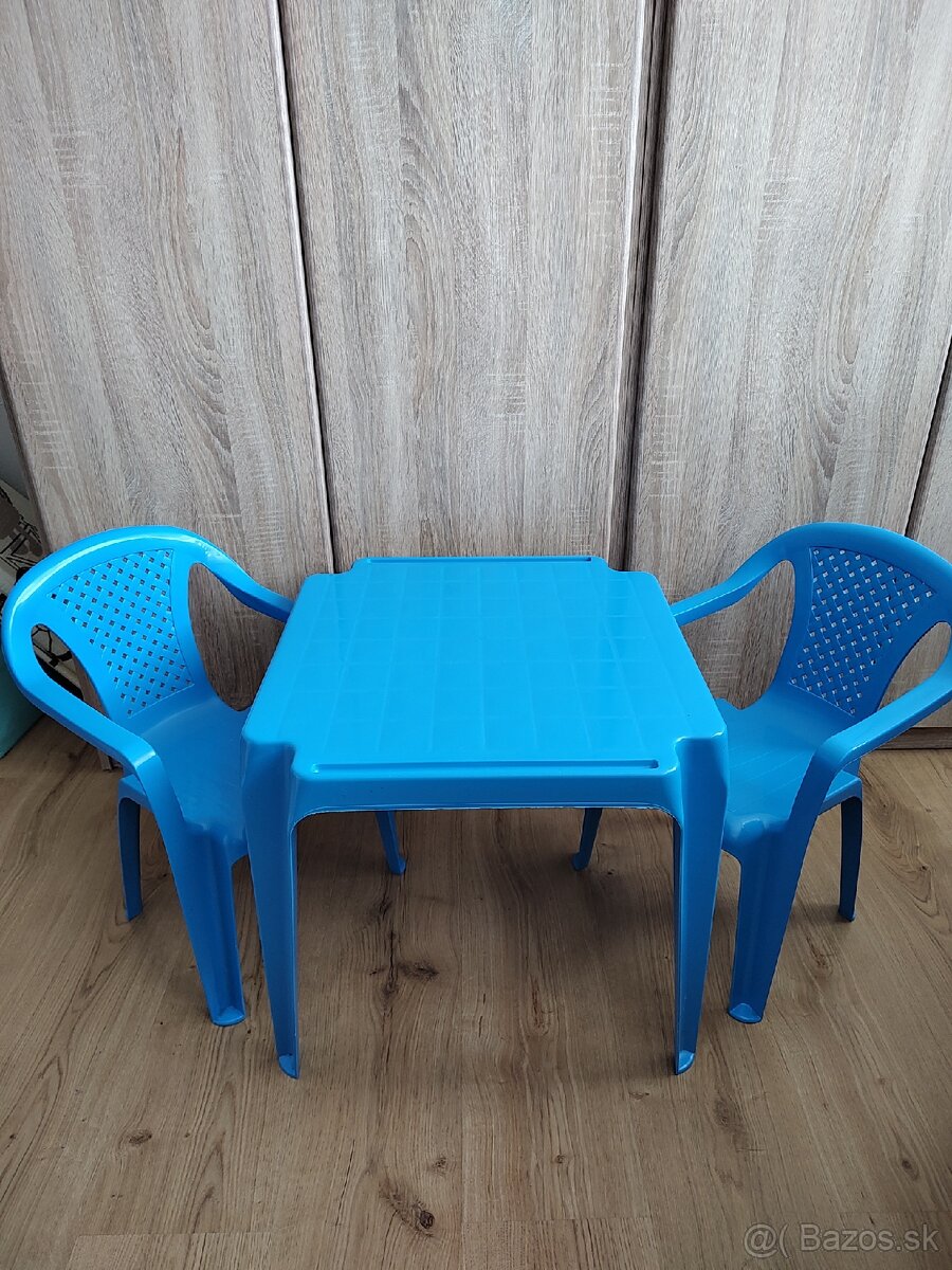 Detský stôl so stoličkami
