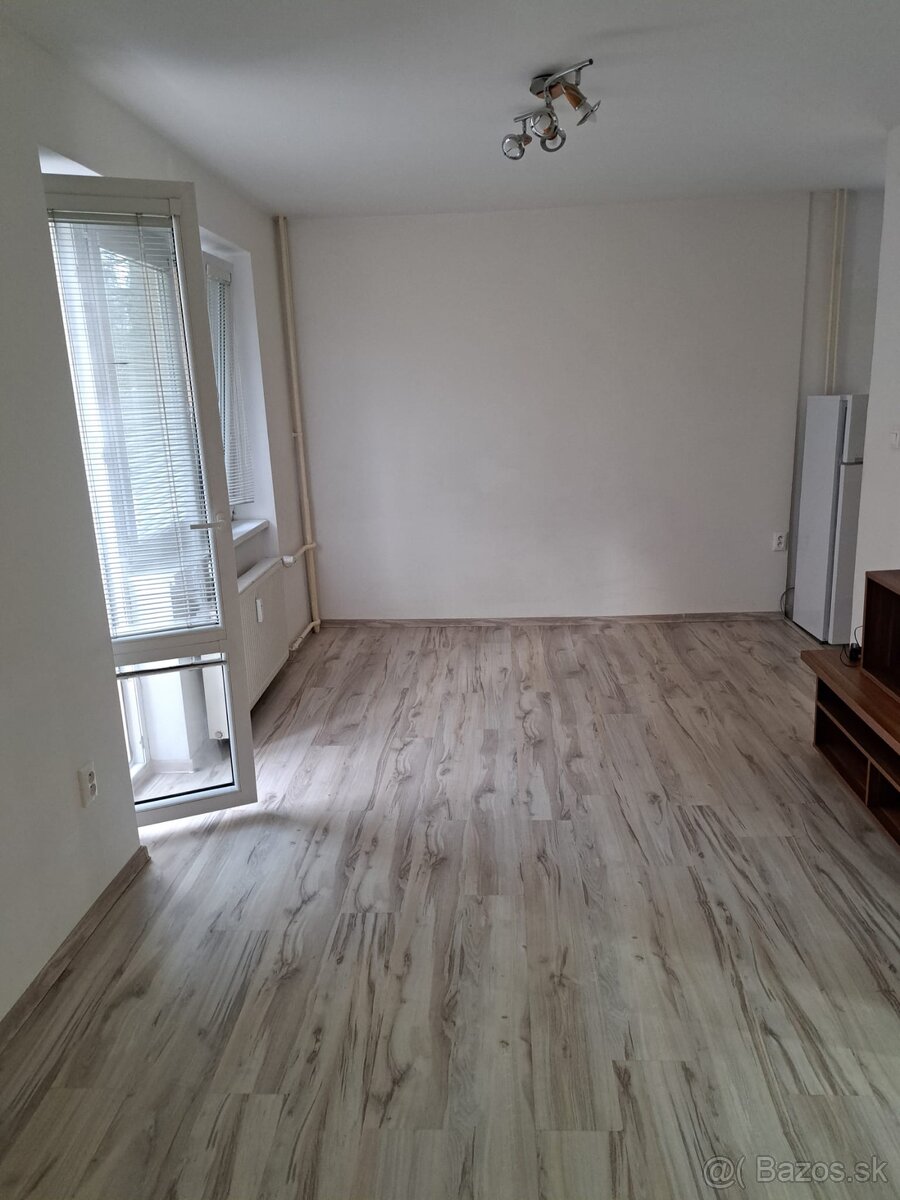 2-izbový byt s balkónom na prenájom - Lánska, Pov.Bystrica