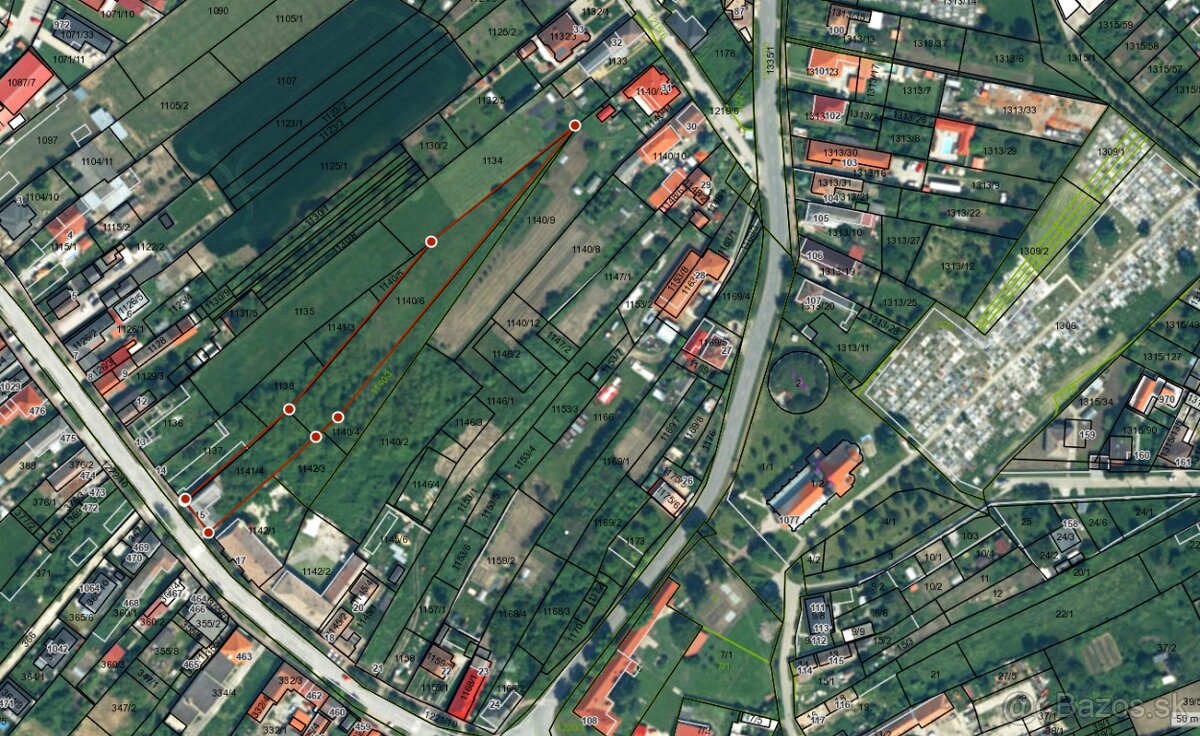 Stavebný pozemok na predaj so starším rodinným domom v obci