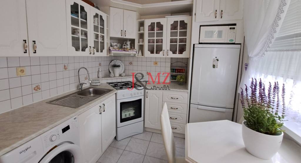 3 izbový byt, loggia 4 m2, pivnica 10 m2, Poľná ulica, Levic