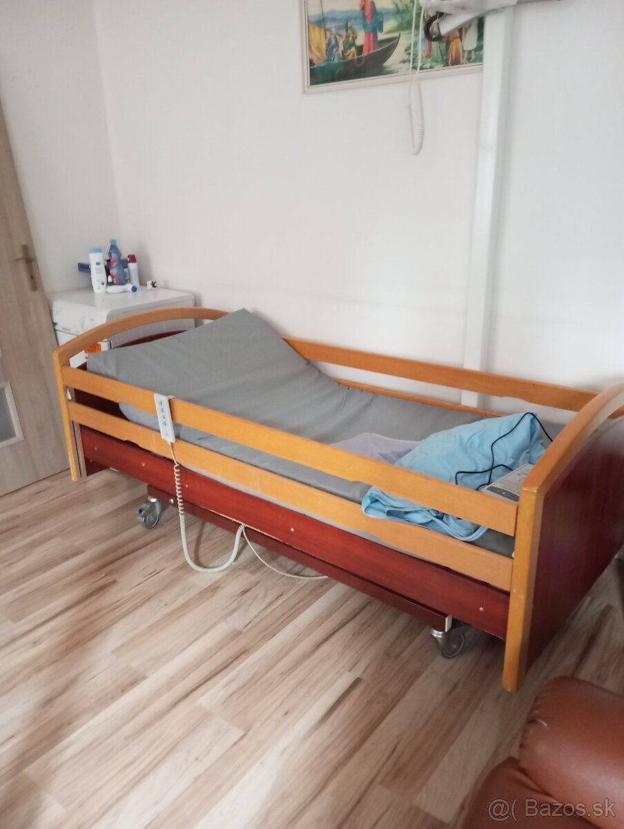 Ponúkam na predaj polohovateľnu posteľ.
