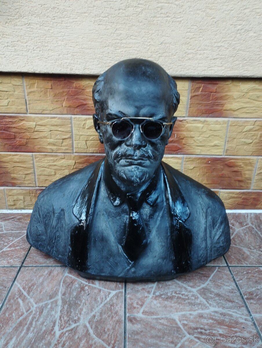 Busta Lenin syngovana