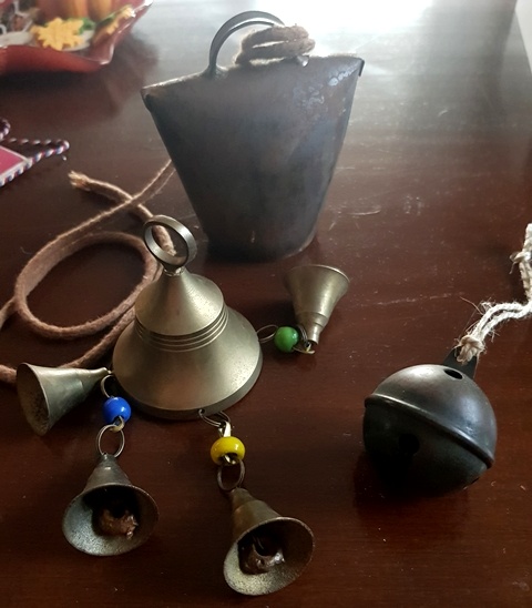 zvonce, váha, stolička, kompas, klaksón