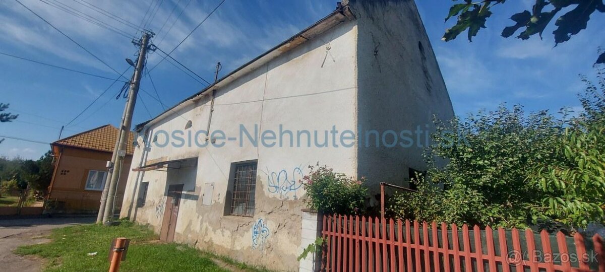 Objekt vhodný na rekonštrukciu pre 2-3 byty spolu cca 250 m2