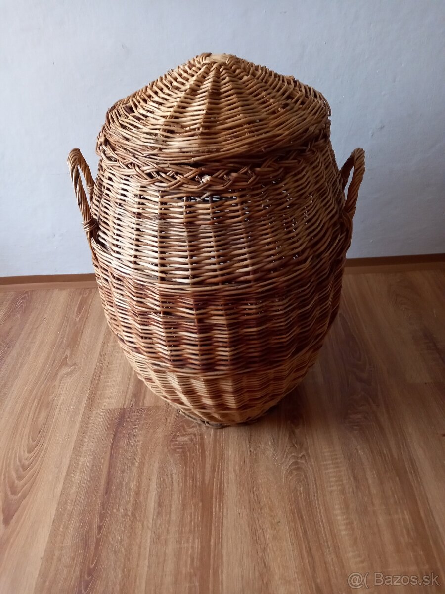 retro prutený kôš na prádlo