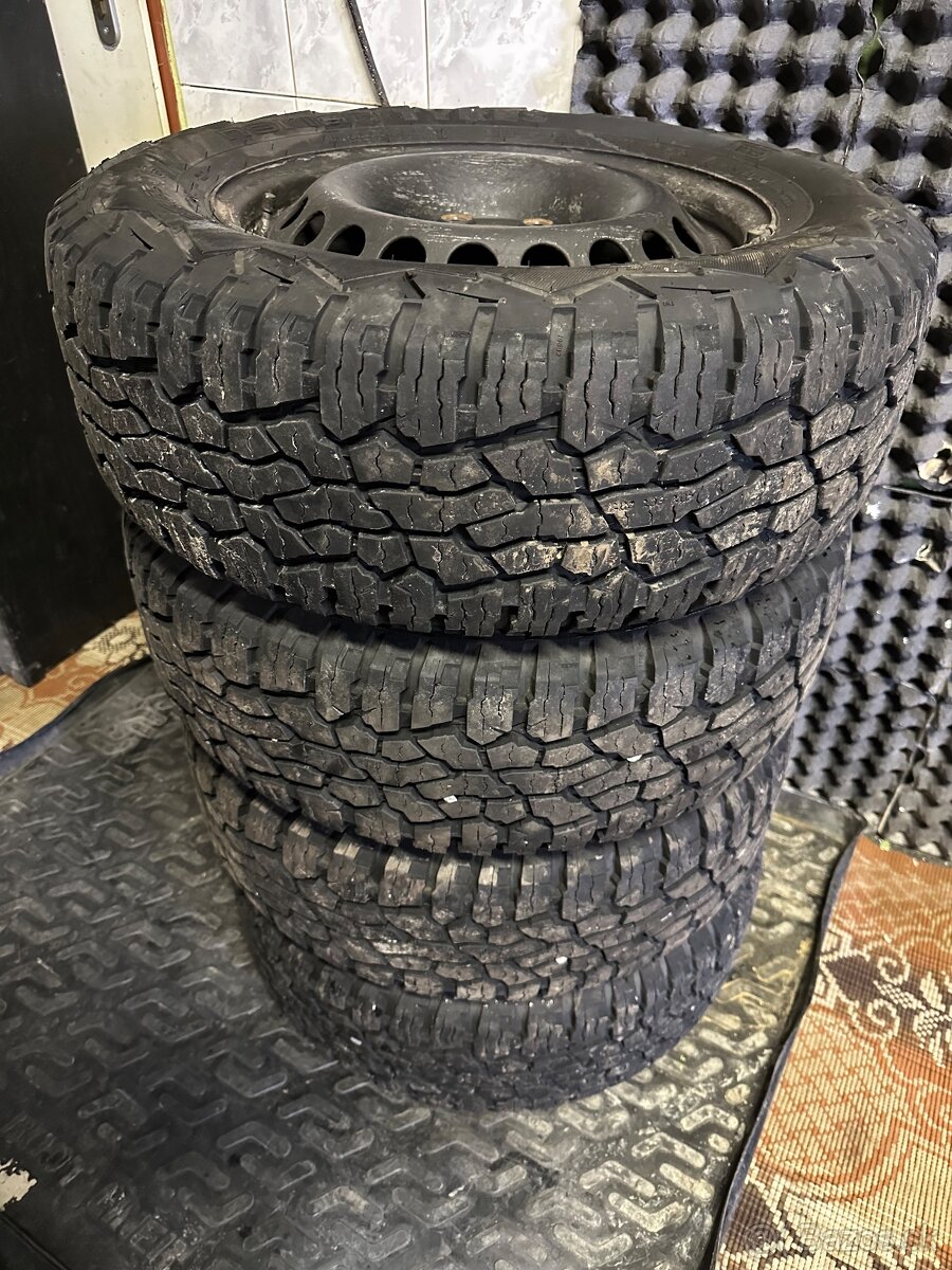 Celoročne pneu NOKIAN Tyres OUTPOST AT 215/65 R16