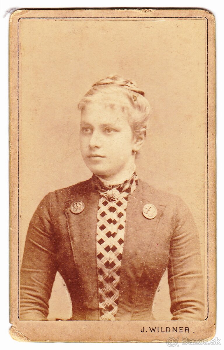 Fotoportrét mladé dámy na kartónu, rok cca 1875