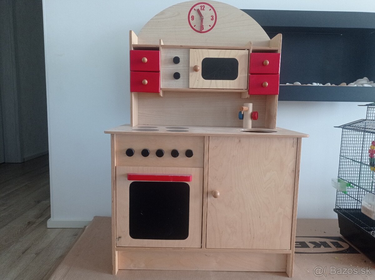 Detská drevená kuchynka na hranie
